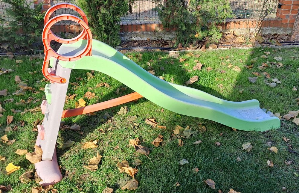 Zjeżdżalnia ogrodowa że zjazdem o długości 2m