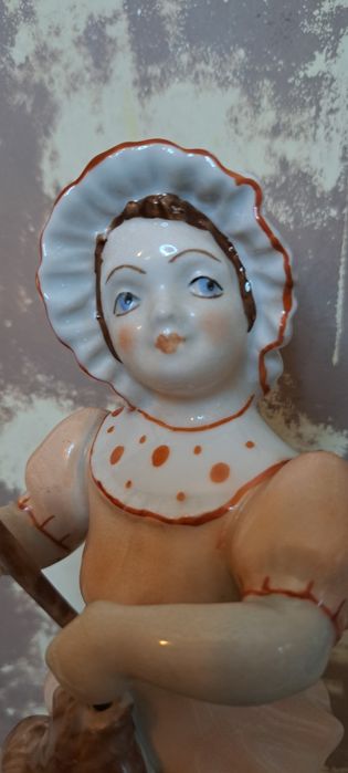 Porcelanowa figurka dziewczyna bez buta