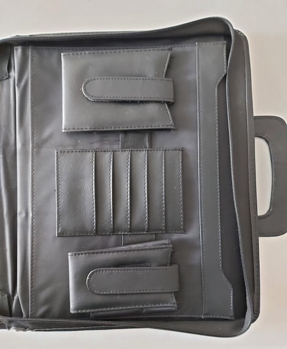 Mala preta com alças