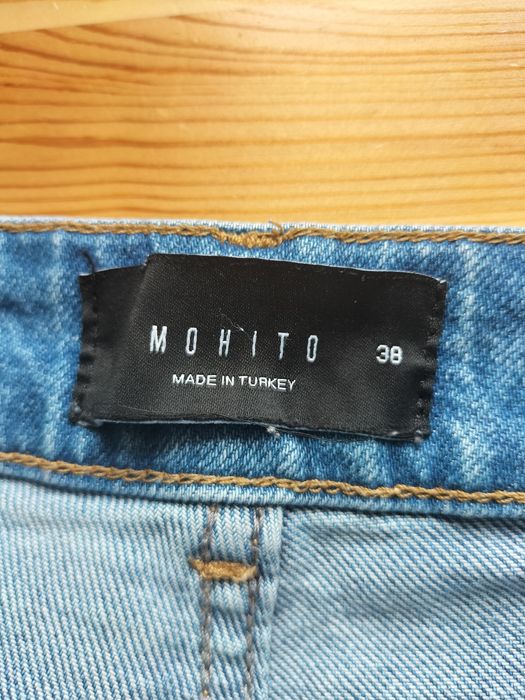 Jeansy z przetarciem marki Mohito rozmiar 38 stan bardzo dobry.