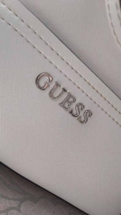 Biała torebka guess