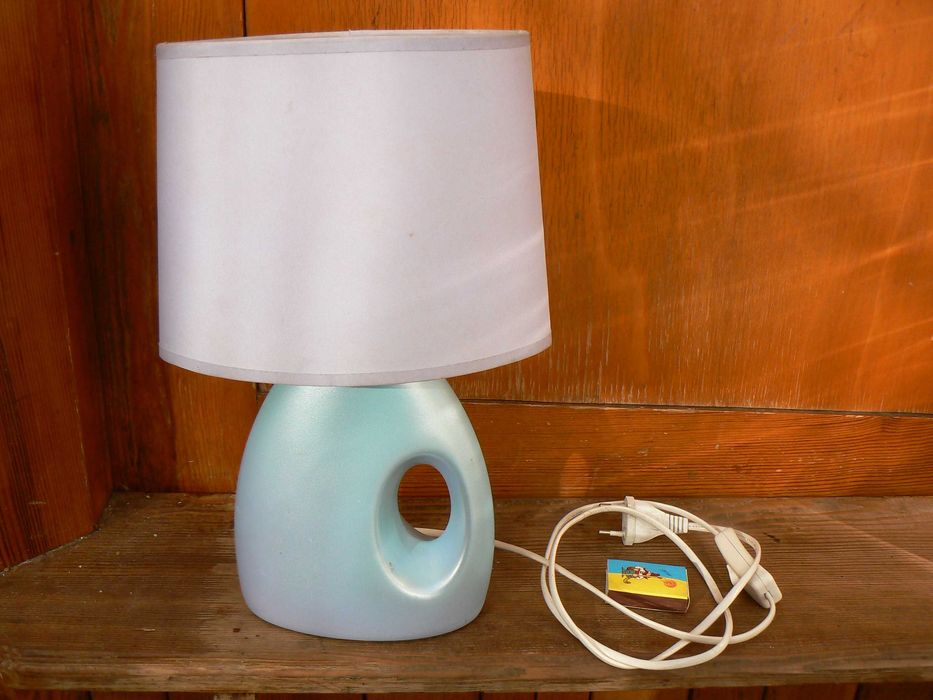 Уютный прикроватный светильник