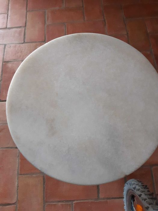 Mesa redonda em mármore branco