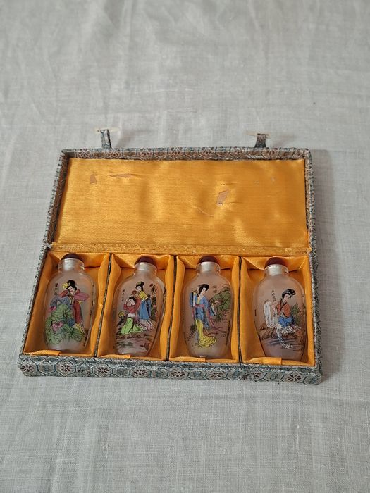 Frascos de rapé ou snuff bottle em vidro