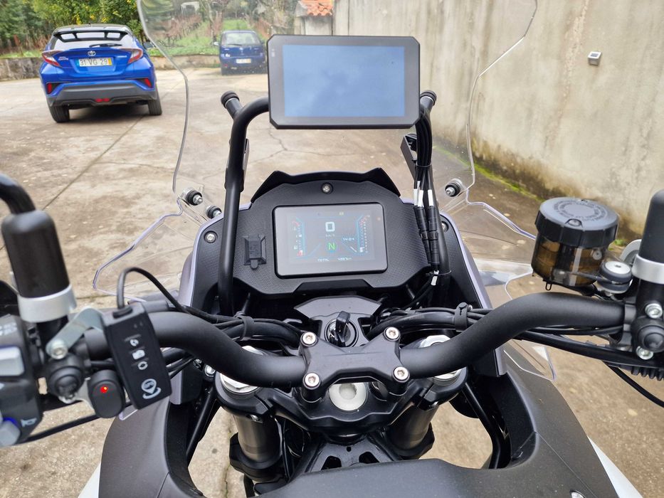 QJ SRT 700X como nova