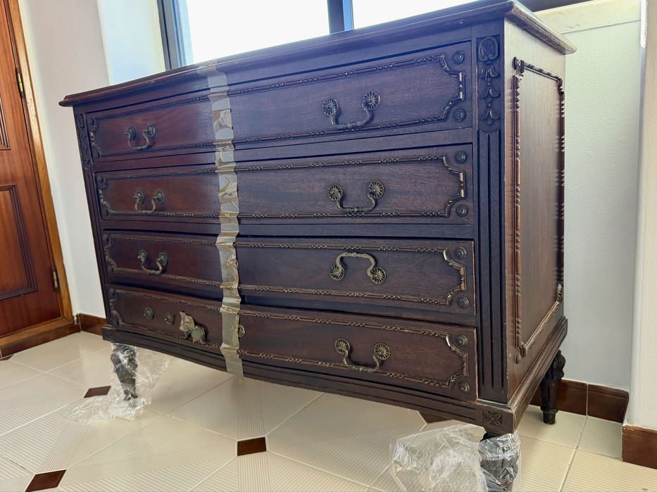 Moveis em mogno, cama de casal.