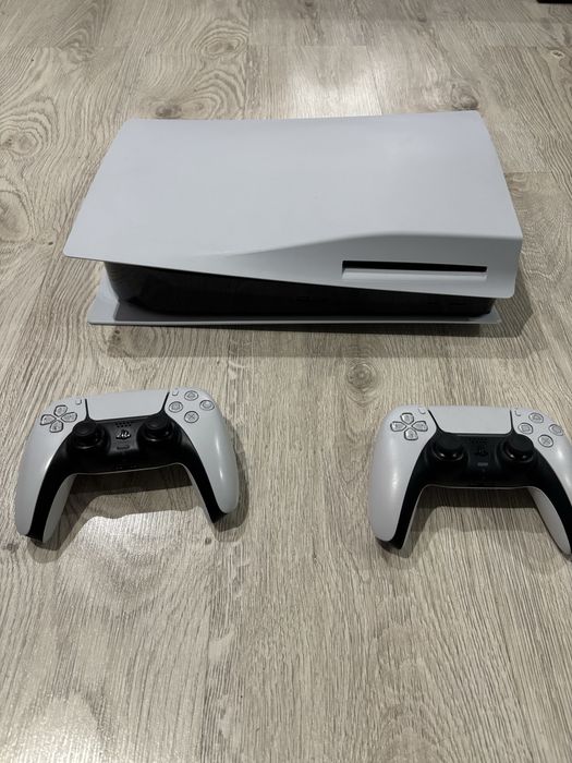 PlayStation 5 z napędem + dwa pady