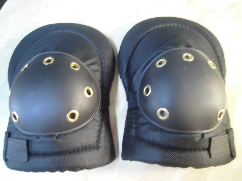 Наколінники, наколенники.