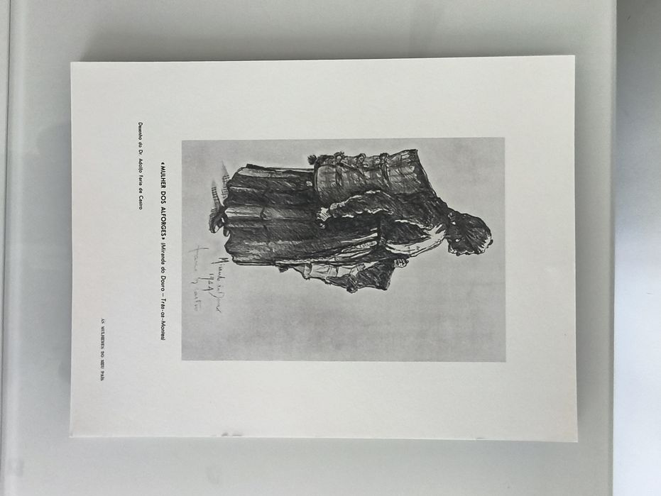 Várias serigrafias de representações de imagens de mulheres parte da obra de Maria Lamas, Mulheres do Meu País