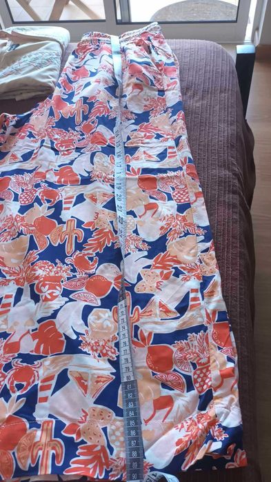 Pantalonas em laranja e azul