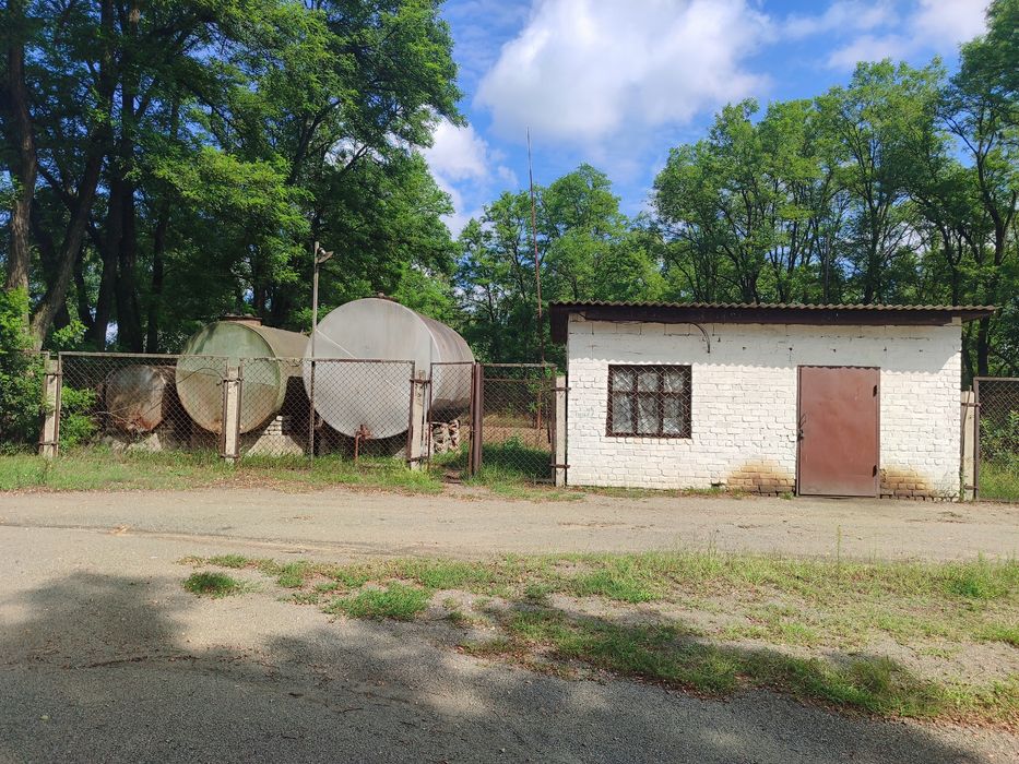 Продається комплекс приміщеннь в с.Різня