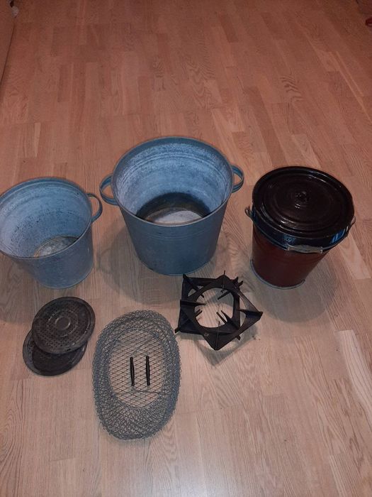 Выварка и ведра с крышками , кухонный инветарь