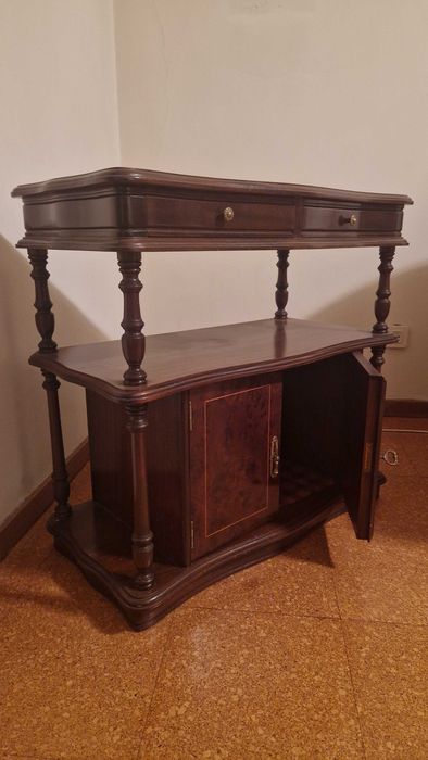 Mesa com garrafeira sala