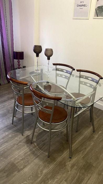 Mesa com os 4 cadeiras