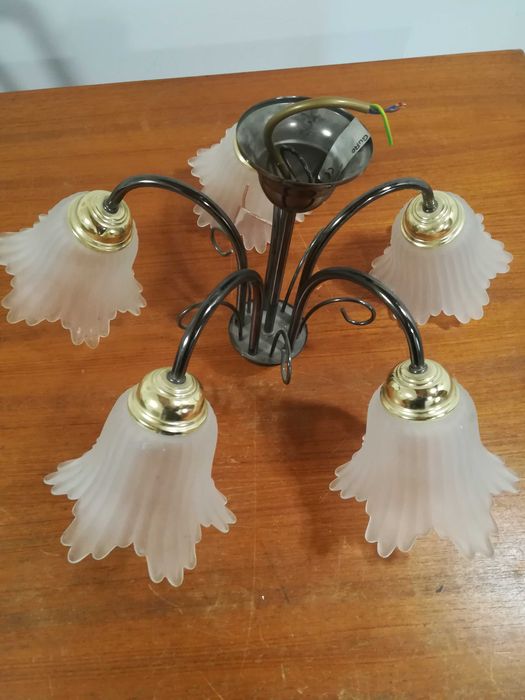 Lampa sufitowa pięcioramienna z białymi kloszami