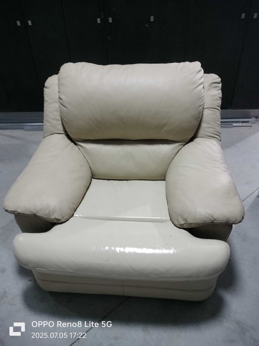 Sofá em pele de cor bege