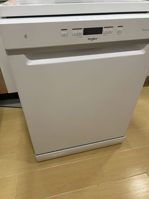 Maquina de lavar loiça Whirlpool com 2 anos
