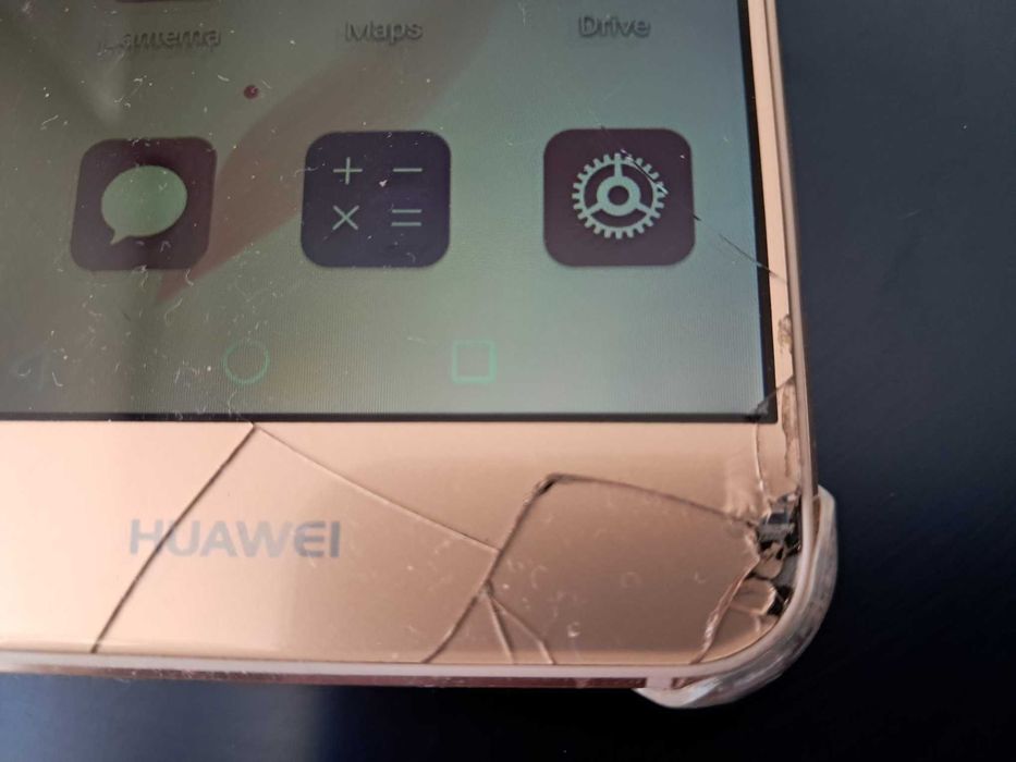Huawei P10 Lite dourado com ecran partido
