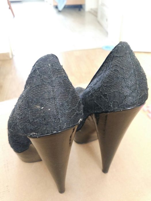 Czarne szpilki w koronkę.