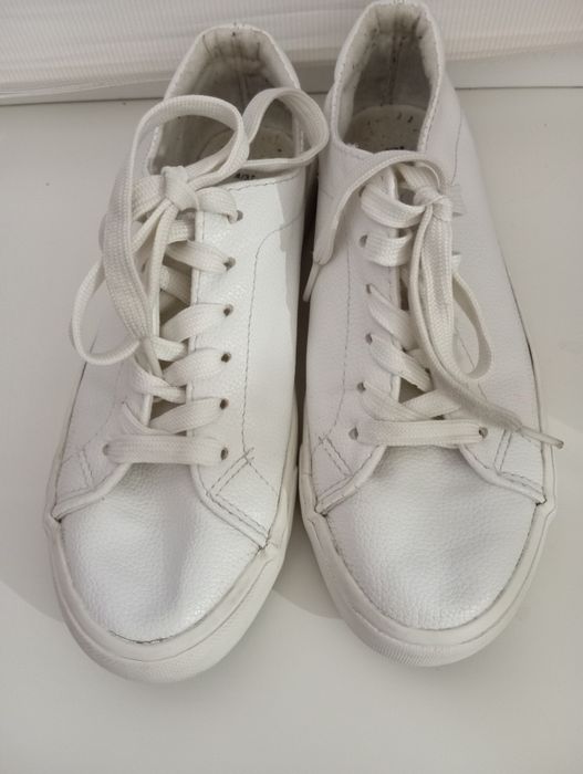 Жіночі кросівки.