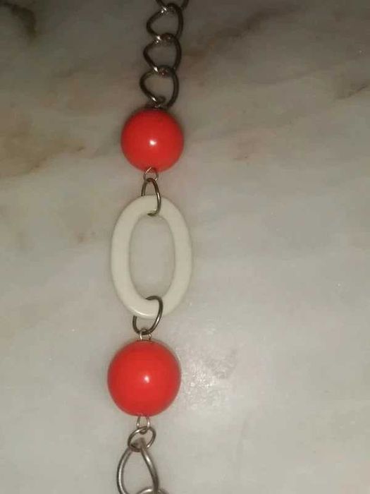 Colar em metal prateado e laranja e branco Lefties