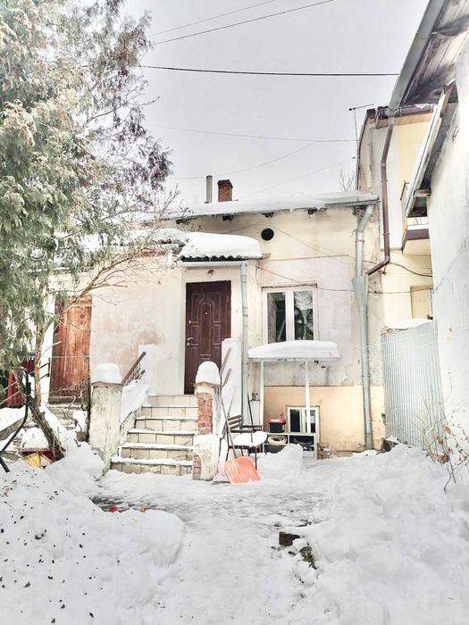 Продаж 1 кімнатної квартири на Привокзальній з власною ділянкою