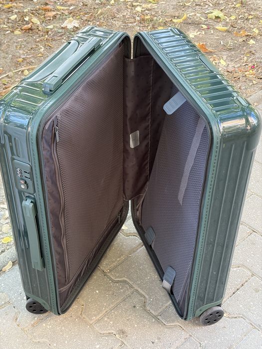 Валіза Rimowa essential medium  gloss green /Check- in M/валіза Rimowa в наявності