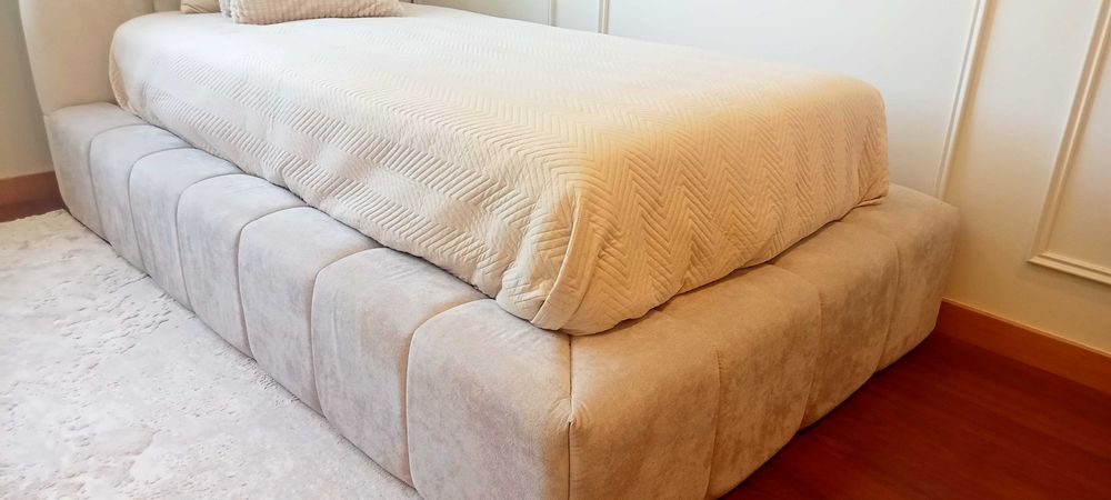 Cama estofada Nova para colchão 90x190