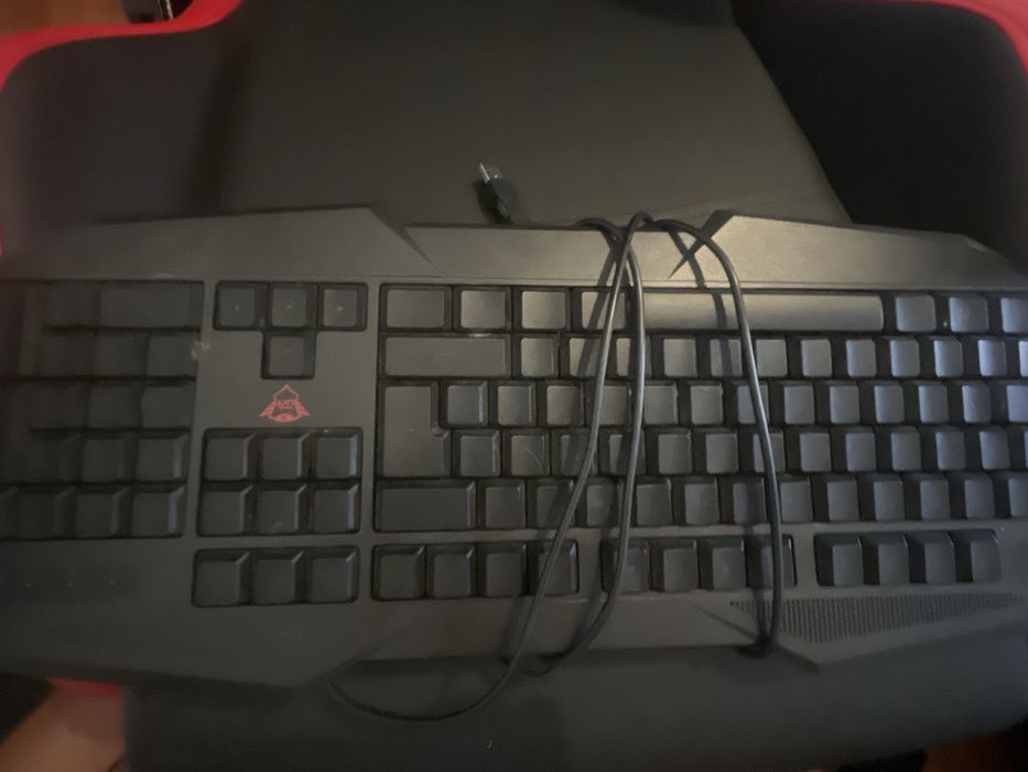 Vendo ps4 em exclente estado de 1 tb com  13 jogos, acessorios e dois comandos