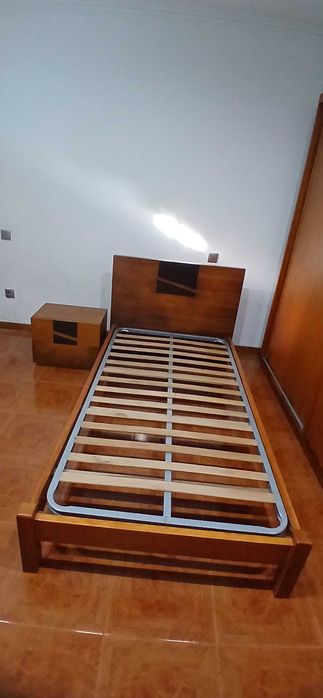 Vendo cama + colchão de solteiro + mesinha de cabeceira