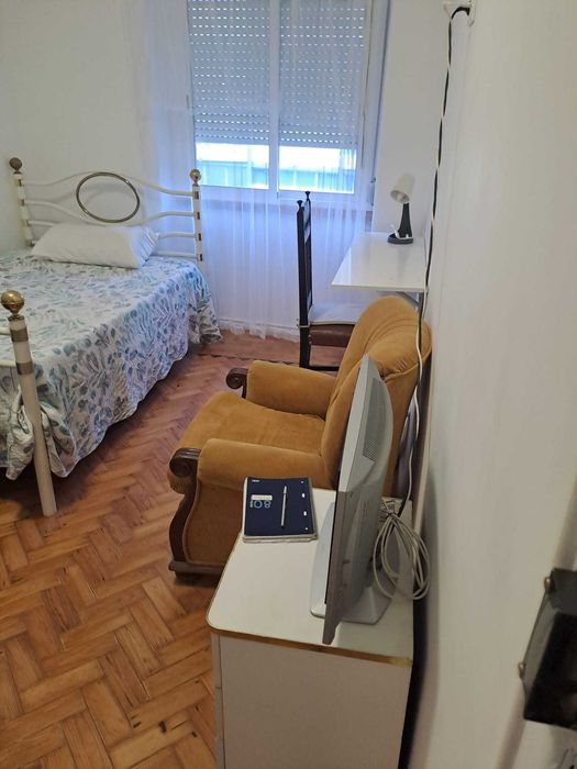 Quarto individual, em casa partilhada com mais 2 pessoas do sexo masculino