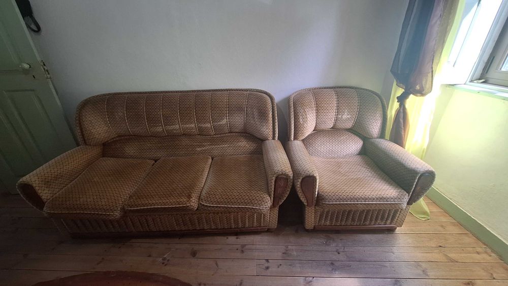 Vendo sofas um de tres lugares e um de um lugar