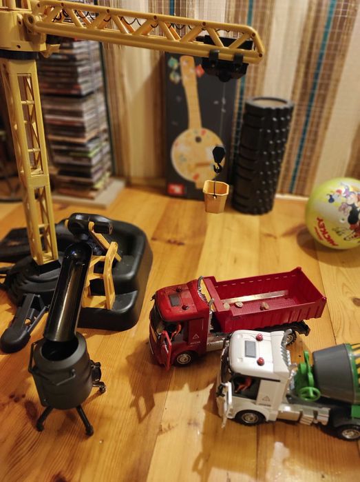 Plac budowy ruchomy dźwig na pilota betoniarka wywrotka