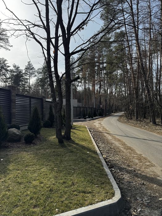 Участок 7,3 сотки рядом с рекой и набережной.