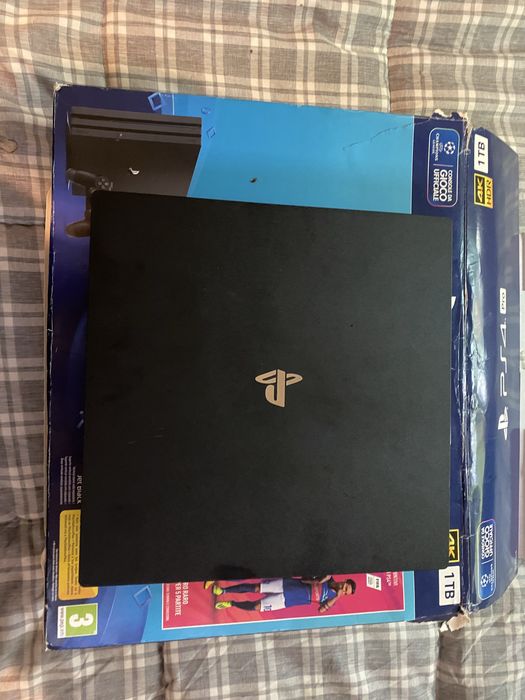 Ps4 pro 1 tera com caixa