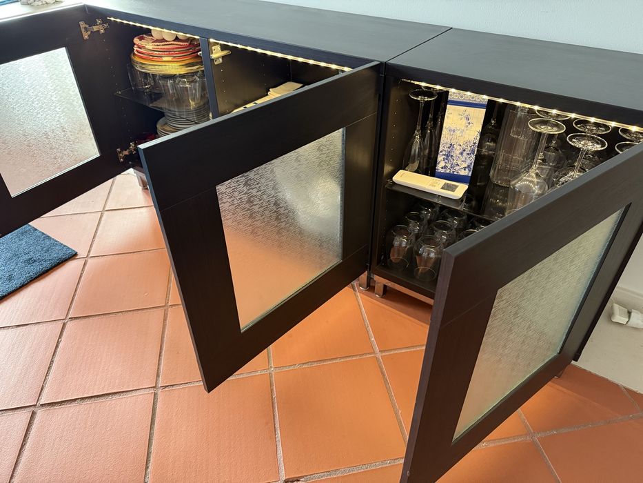 Aparador BESTA IKEA com iluminação