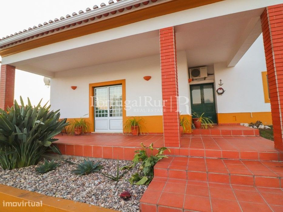 Moradia T5 com quintal e garagem no Gavião