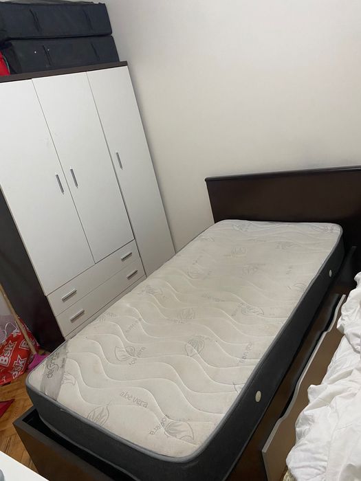 Cama de solteiro e guarda-roupa