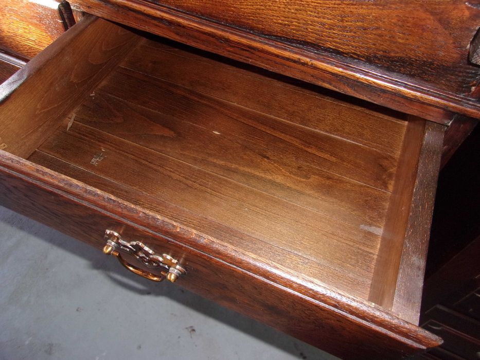 Sekretarzyk dębowy.Bardzo masywny lity dąb 100 %.