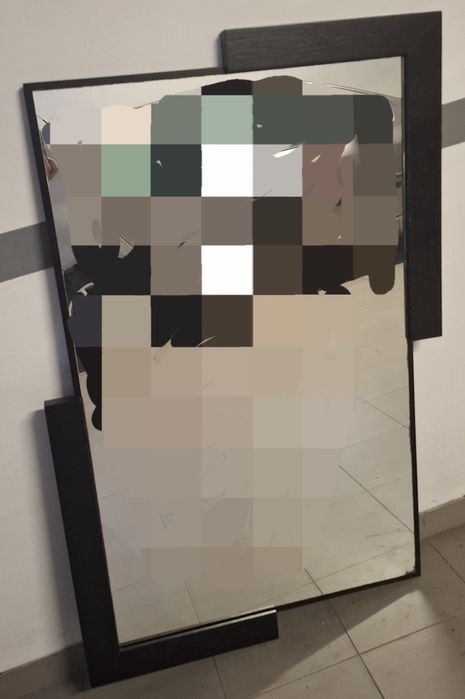 Espelho grande com algumas marcas de uso