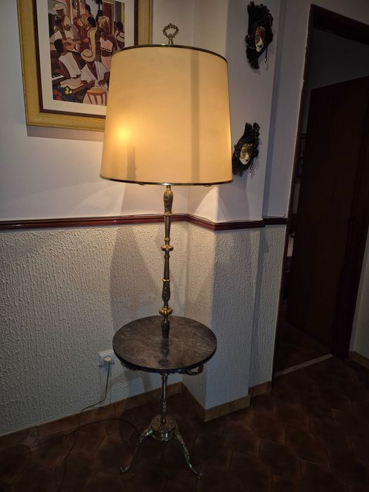 Candeeiro de pé alto em bronze vintage