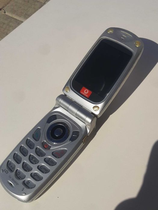Telemóvel Sharp GX20 com acessórios