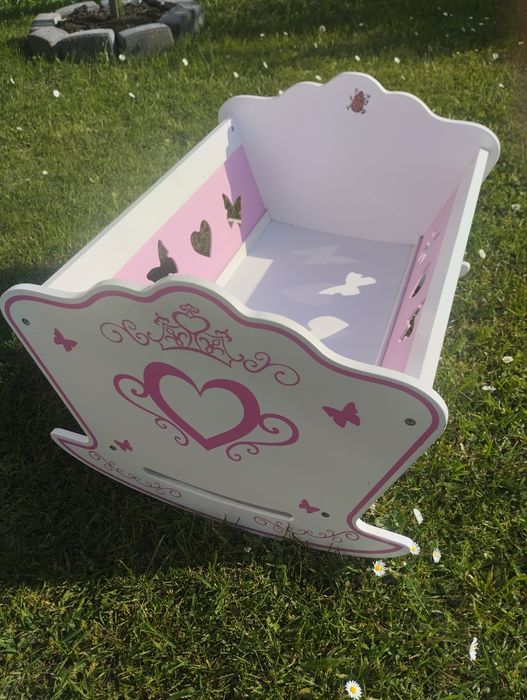 Drewniana kołyska dla lalek firmy EcoToys