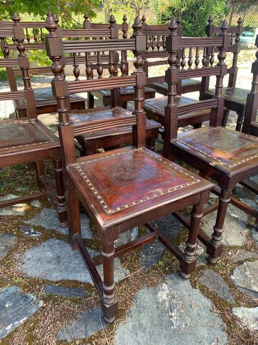 Antiguidades - Conjunto de 10 cadeiras com assentos em couro lavrado