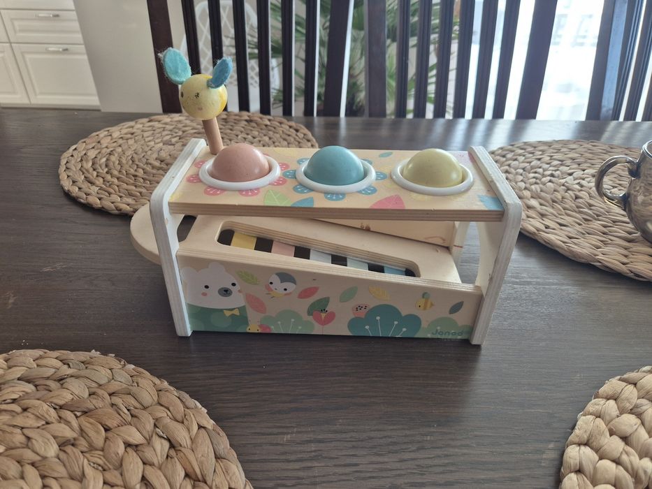 drewniane cymbałki z kulodromem z serii Pure marki Janod.