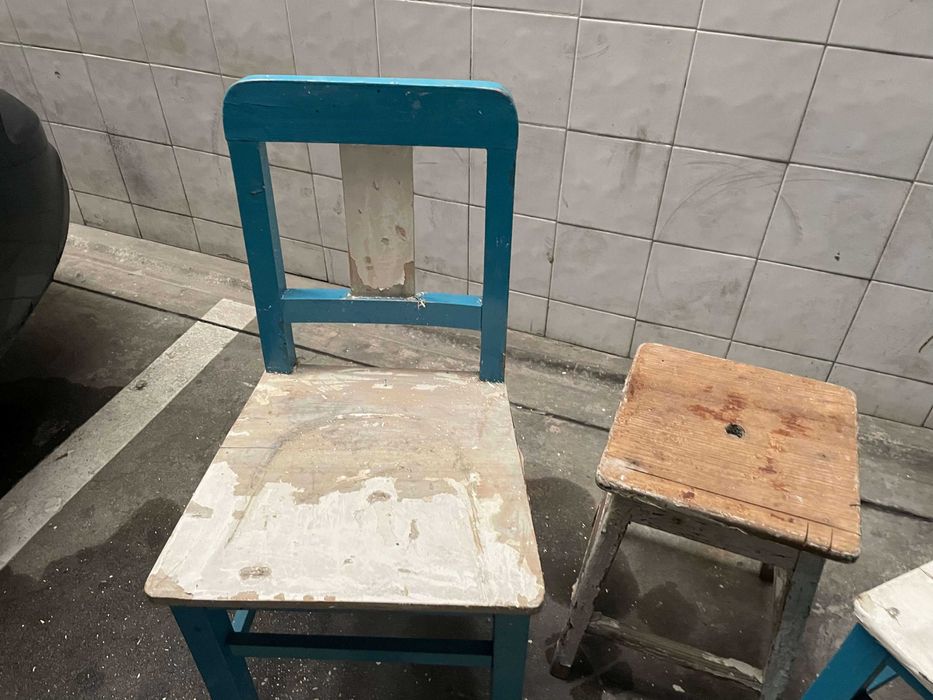 Conjunto de cadeiras e banco vintage de madeira