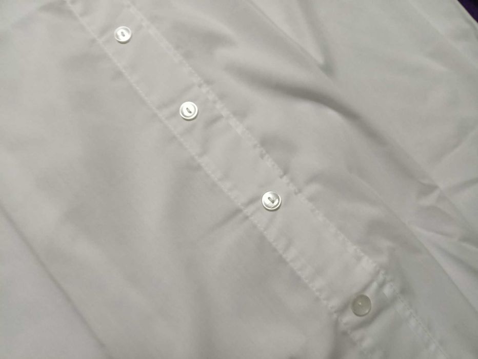 Біла жіноча сорочка