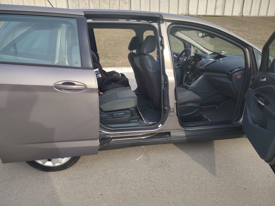 Машина Ford C-Max