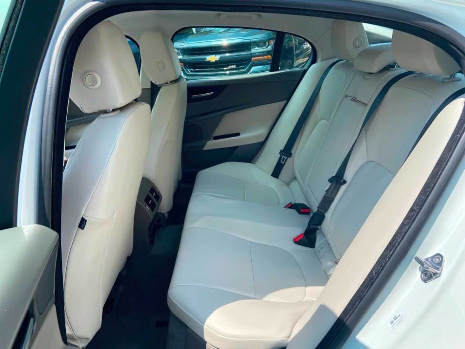 Jaguar XE 25t Premium      2018