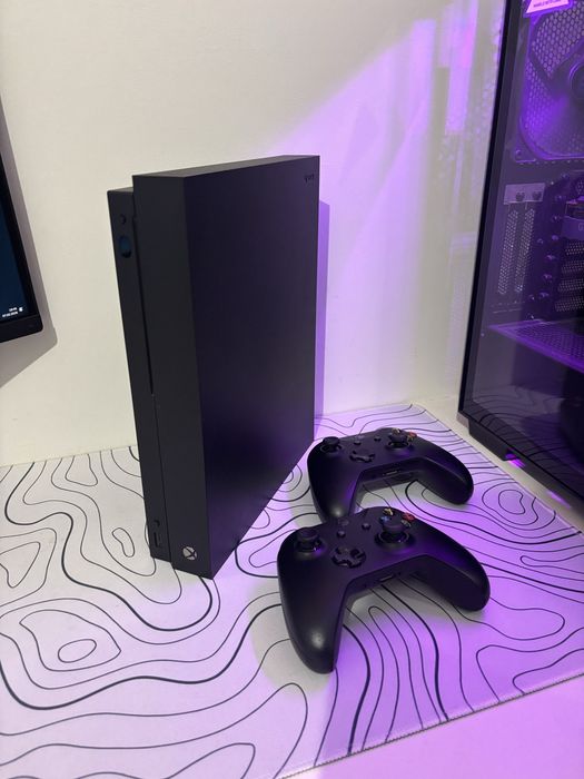 Xbox One X + 2 pady + Gry